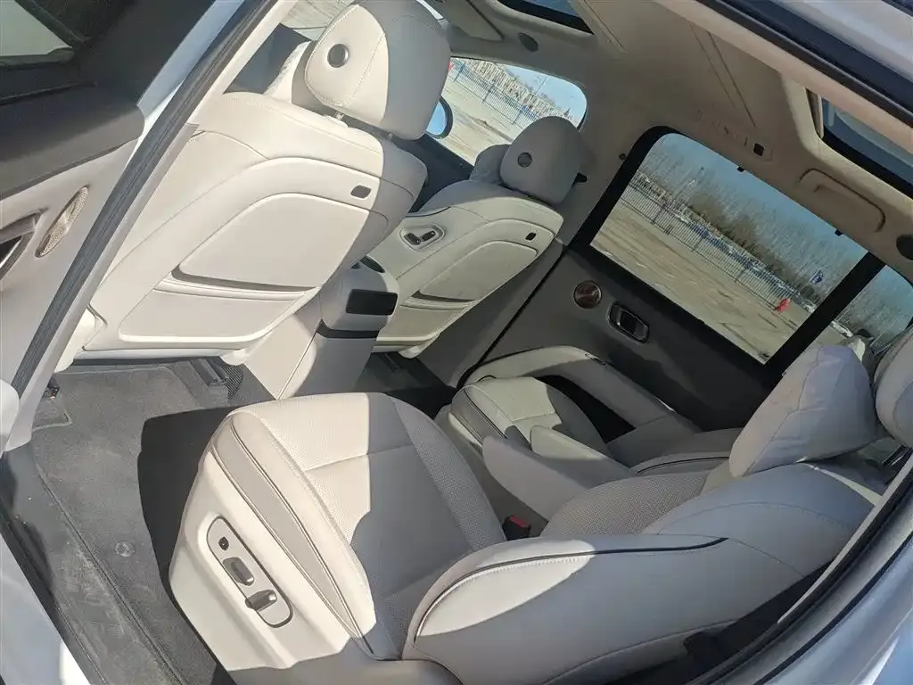 Li Auto i8 — фото 3