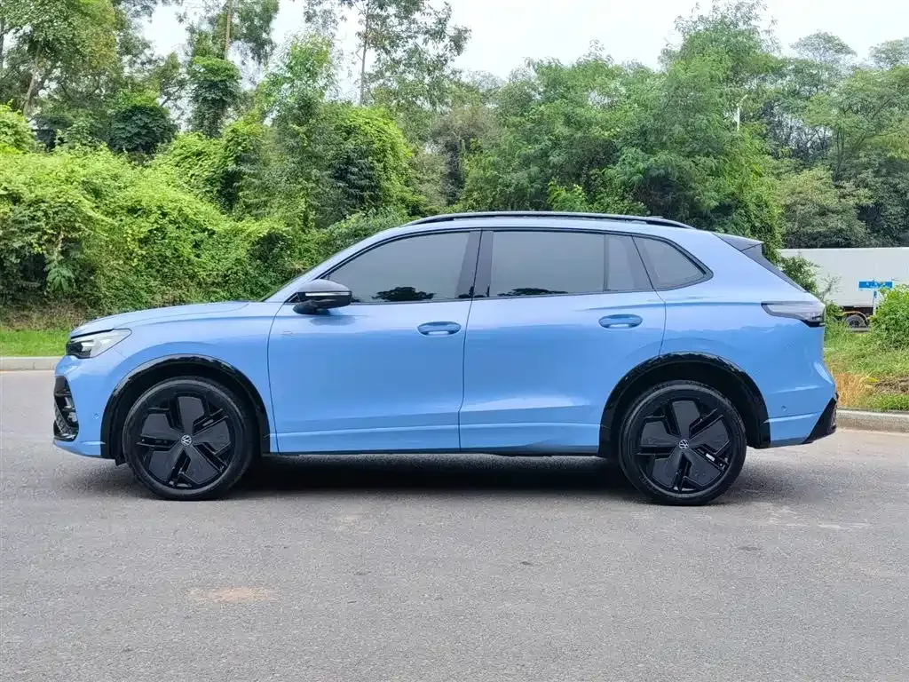 Volkswagen Tiguan L — фото 10