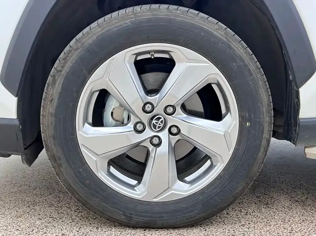 Toyota RAV4 — фото 5