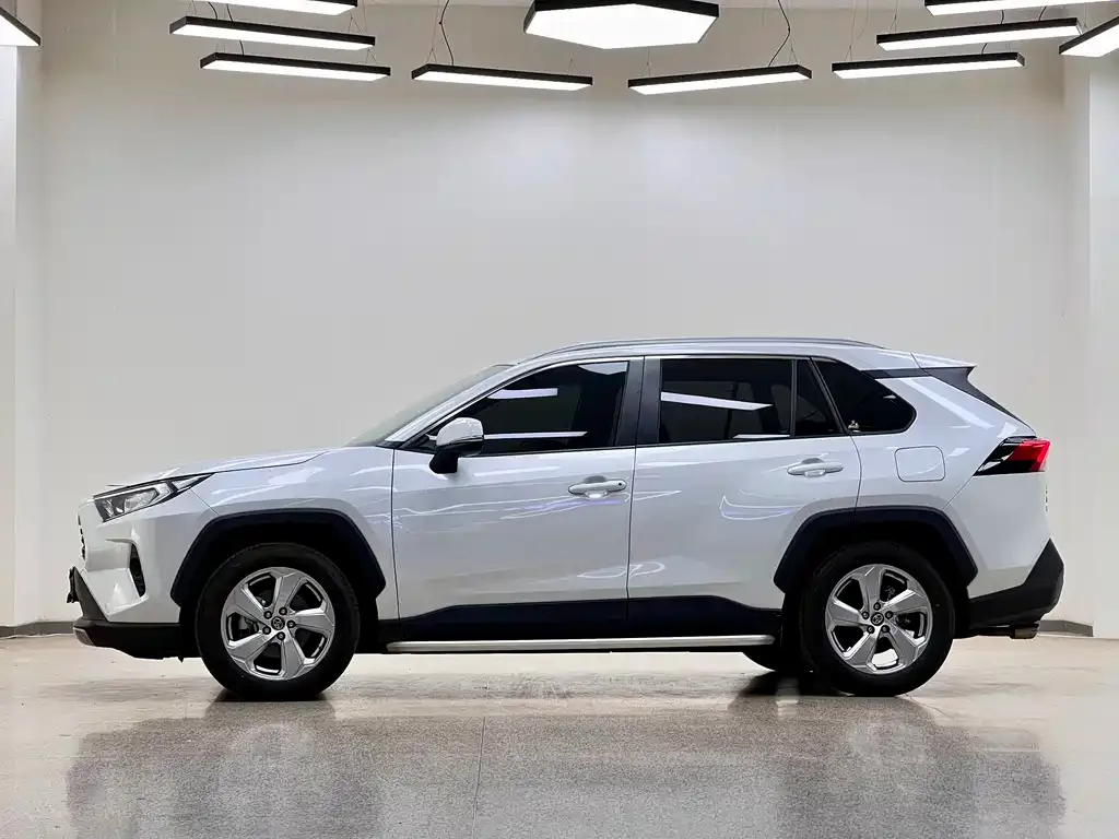 Toyota RAV4 — фото 9