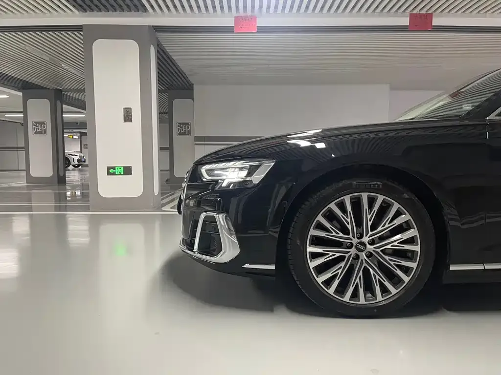 Audi A8 — фото 7