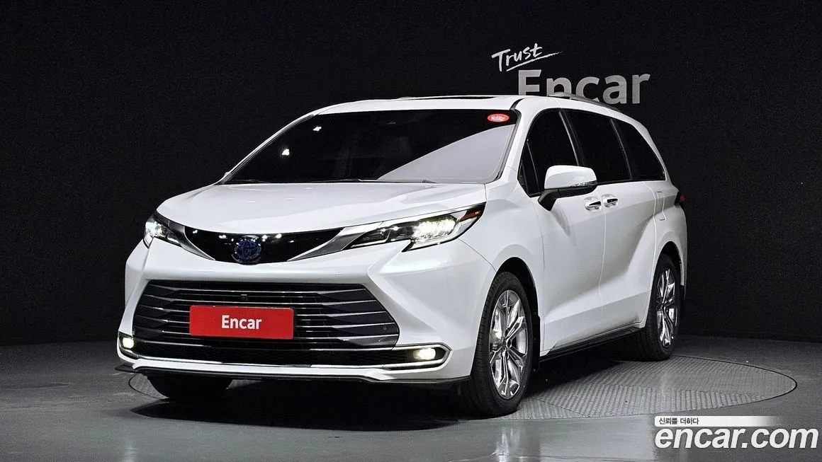 Toyota Sienna — фото 1