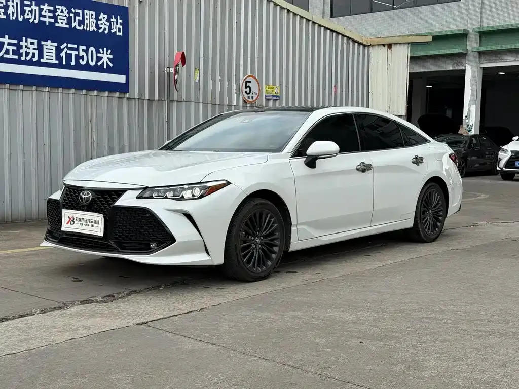 Toyota Avalon — фото 1