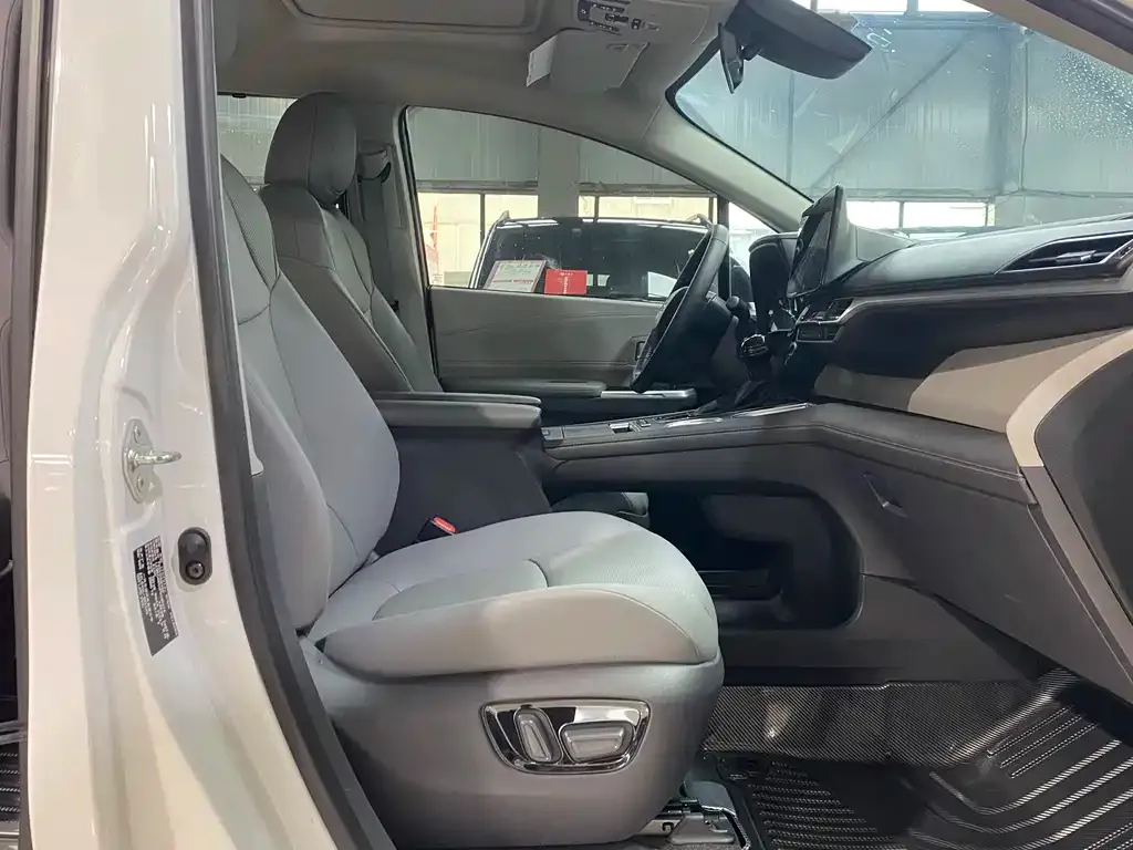 Toyota Granvia — фото 3