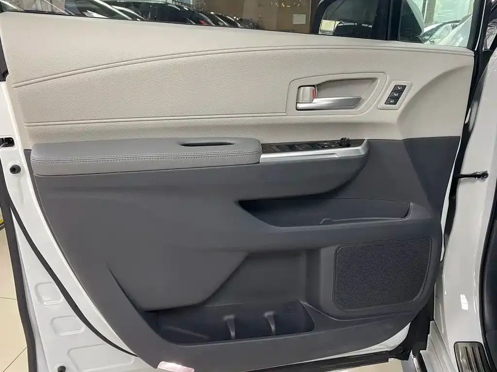 Toyota Granvia — фото 8