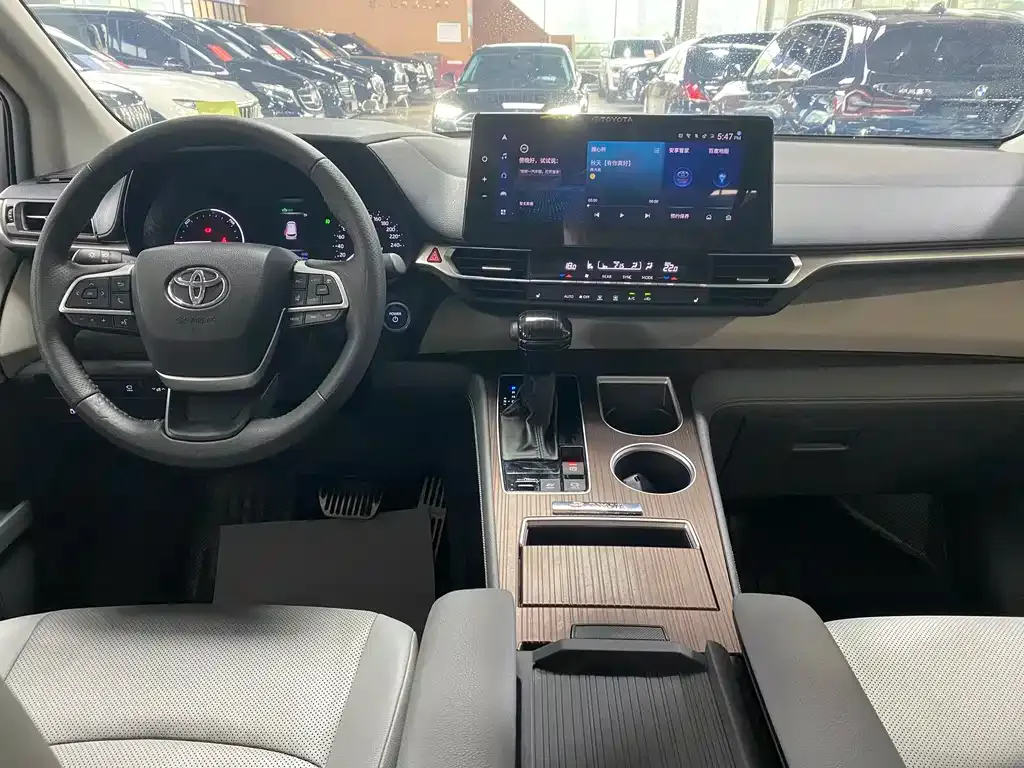 Toyota Granvia — фото 7