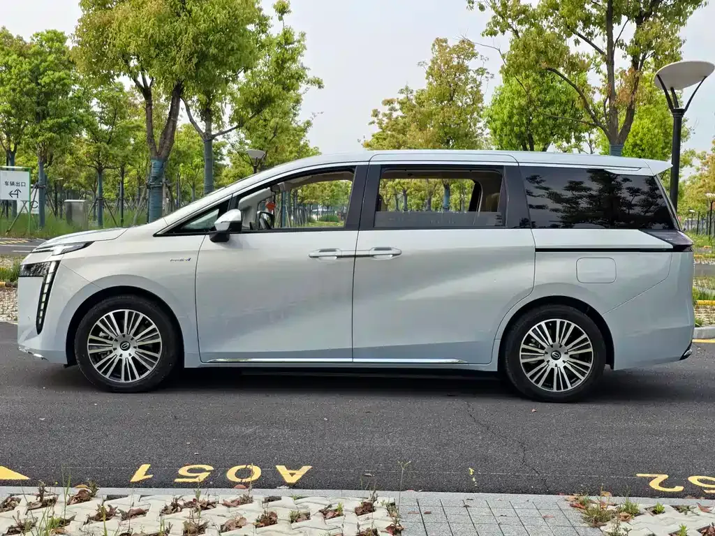 GAC Motor E8 Hybrid — фото 8