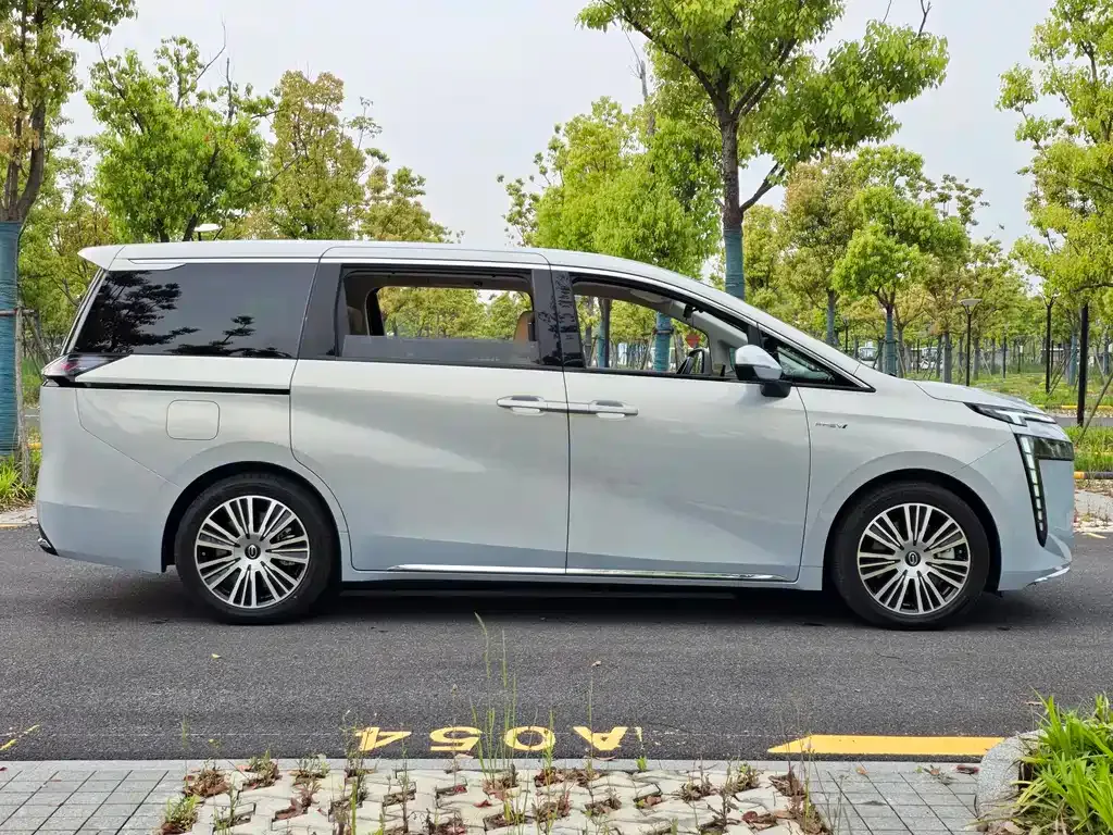 GAC Motor E8 Hybrid — фото 6