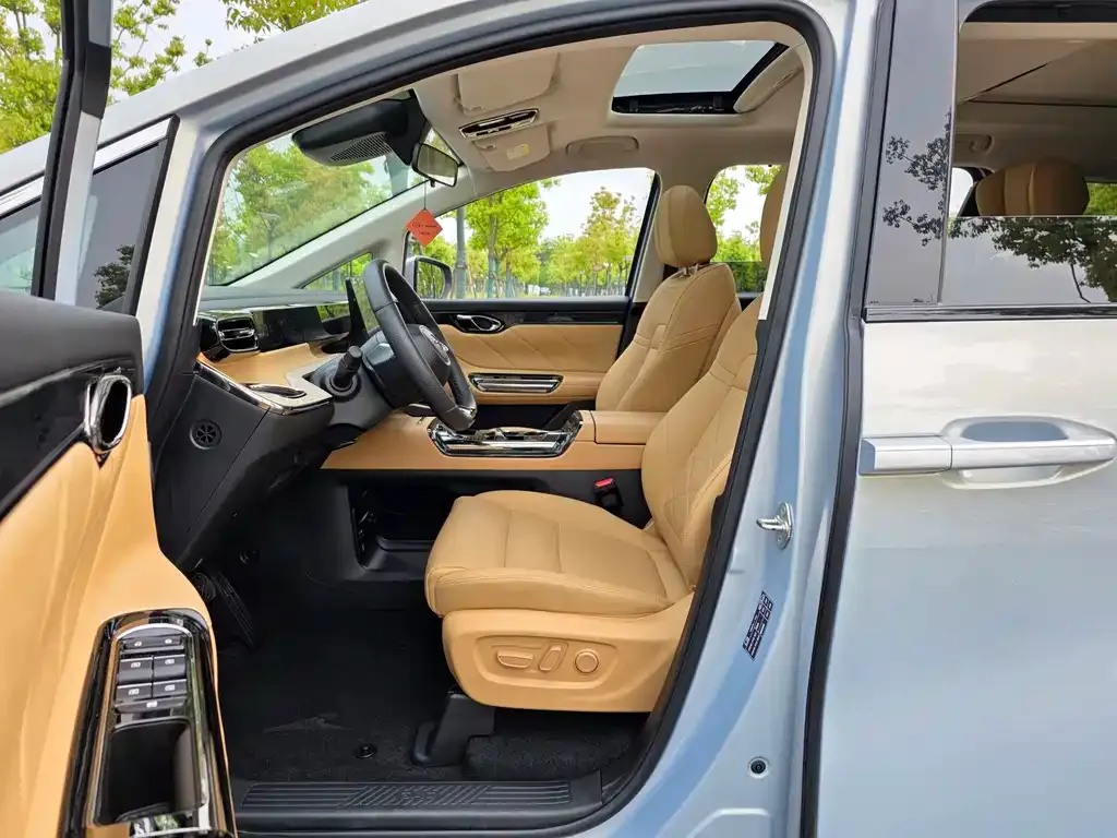 GAC Motor E8 Hybrid — фото 4