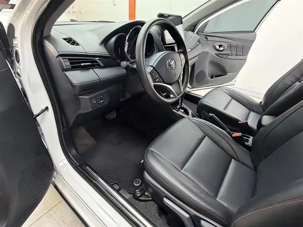 Toyota Yaris L — фото 3