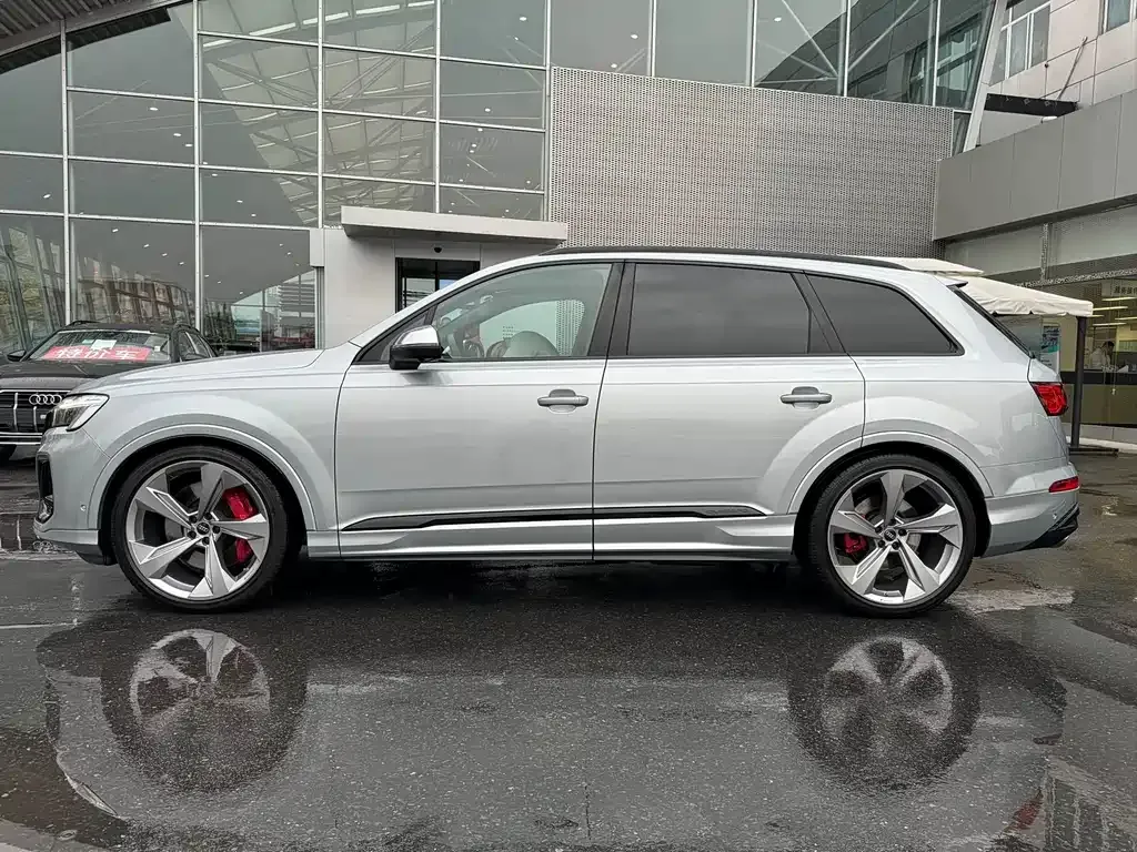 Audi SQ7 2024 из CN, фото 10