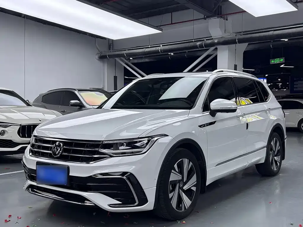 Volkswagen Tiguan L — фото 1