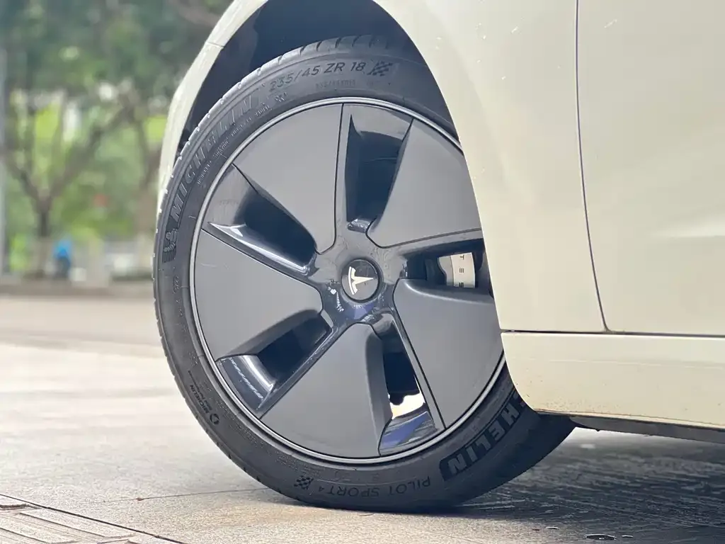 Tesla Model 3 — фото 4