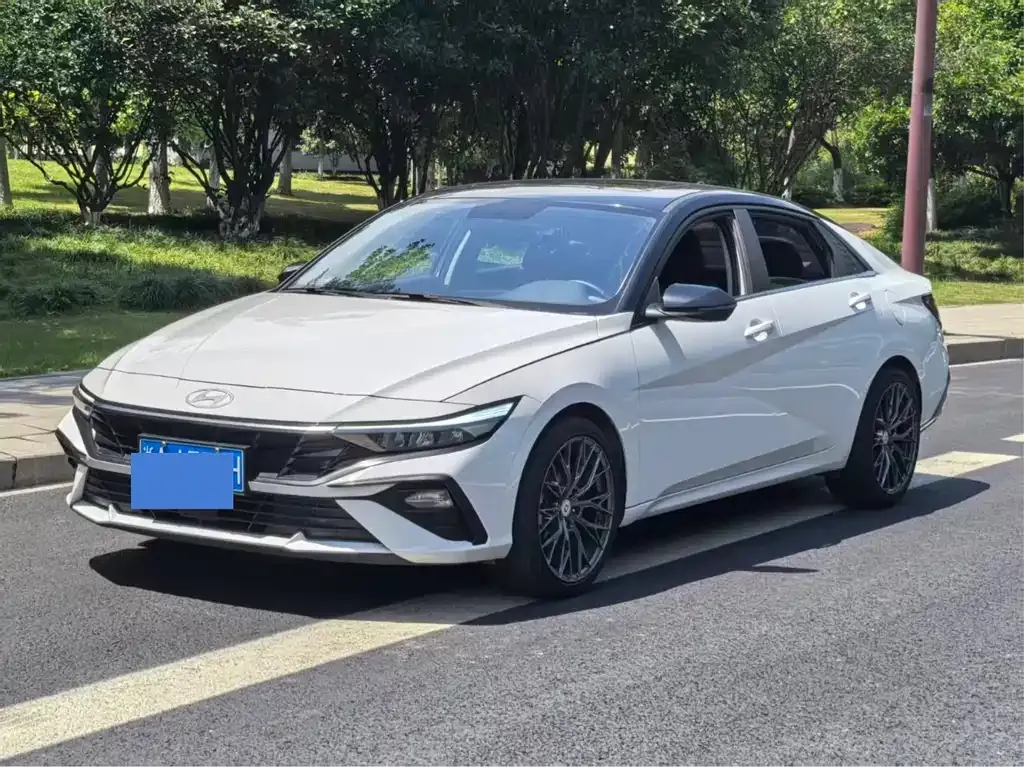 Hyundai Elantra — фото 1