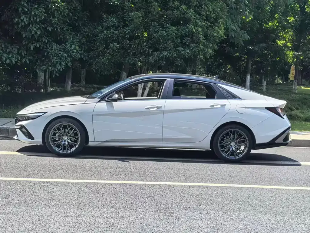 Hyundai Elantra — фото 10