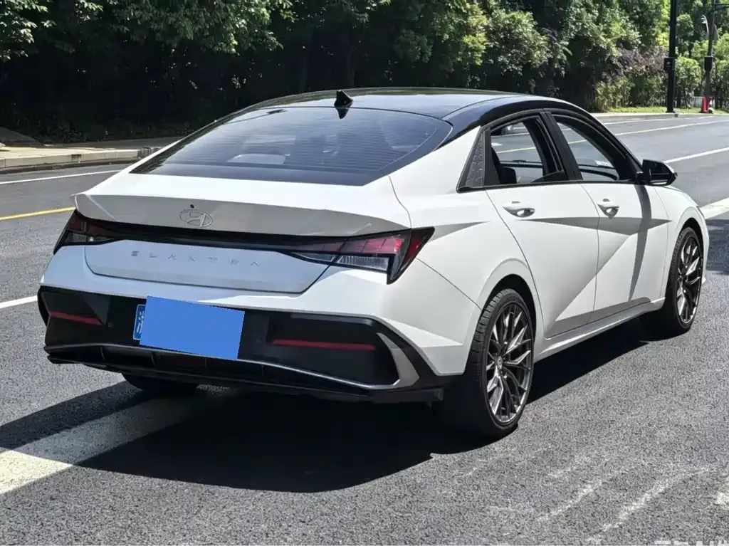 Hyundai Elantra — фото 8