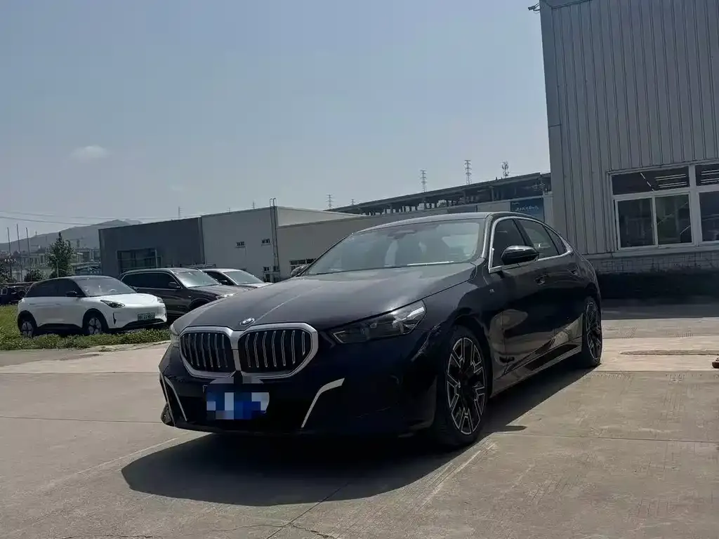 BMW 5 Series — фото 1