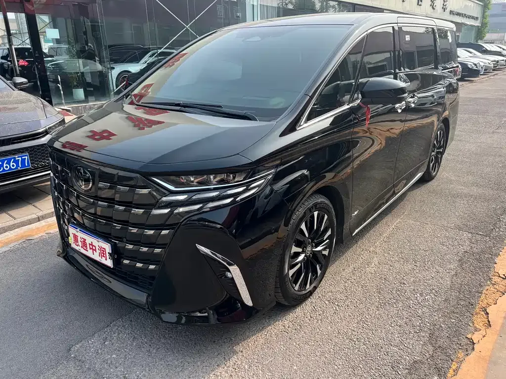 Toyota Alphard — фото 1