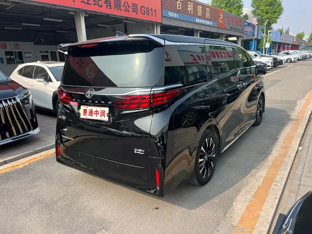 Toyota Alphard — фото 3