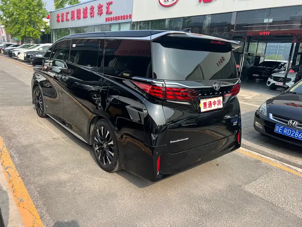 Toyota Alphard — фото 9