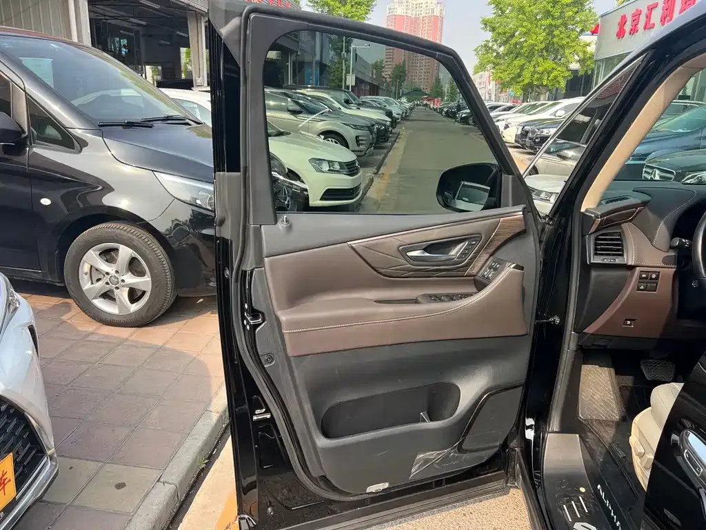 Toyota Alphard — фото 4