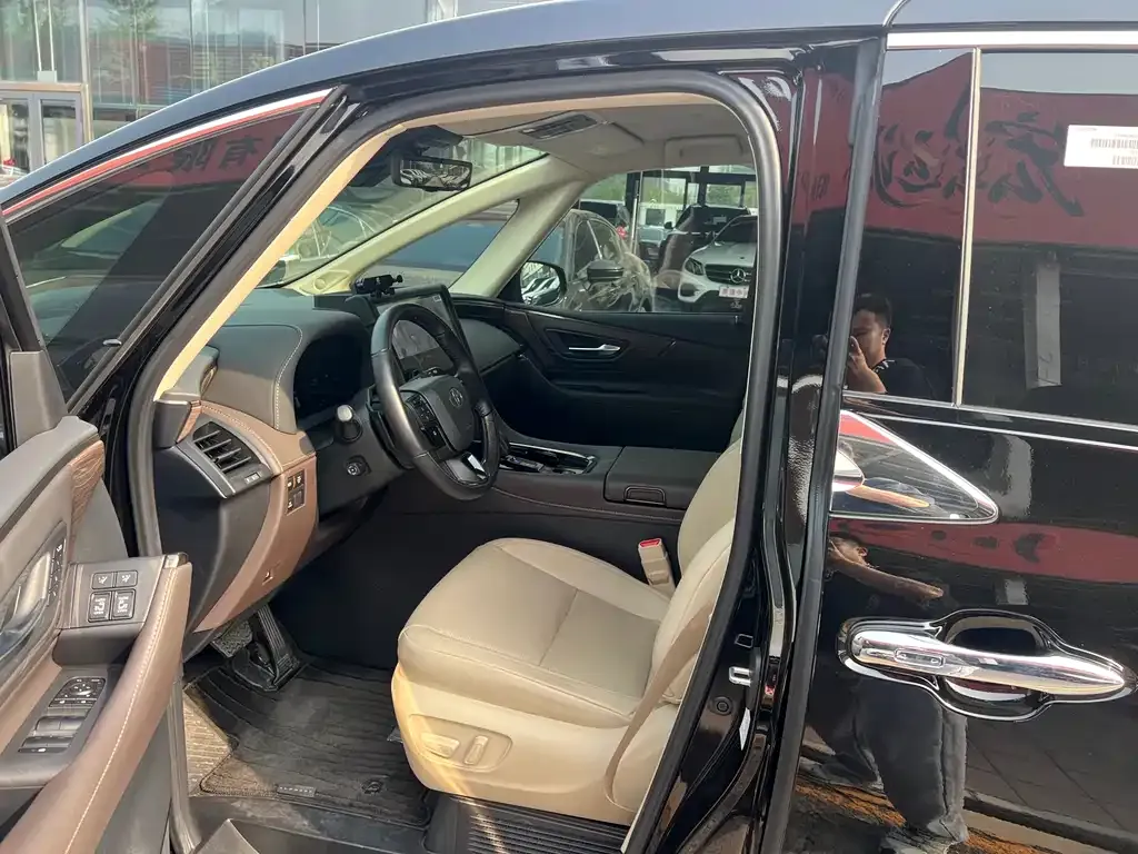 Toyota Alphard — фото 2