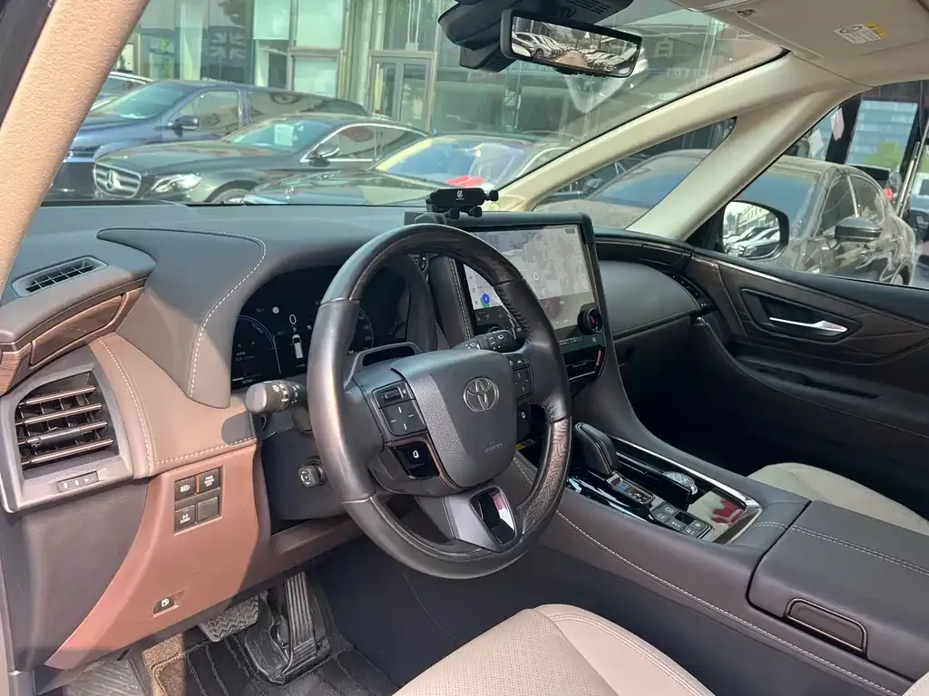 Toyota Alphard — фото 8