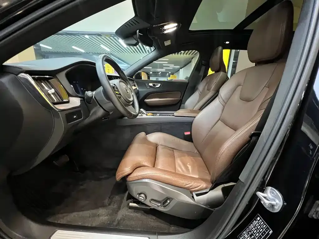 Volvo XC60 2022 из CN, фото 8