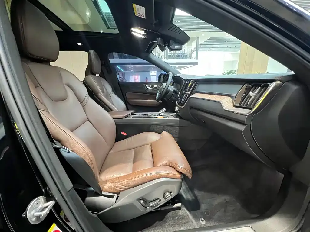 Volvo XC60 2022 из CN, фото 2