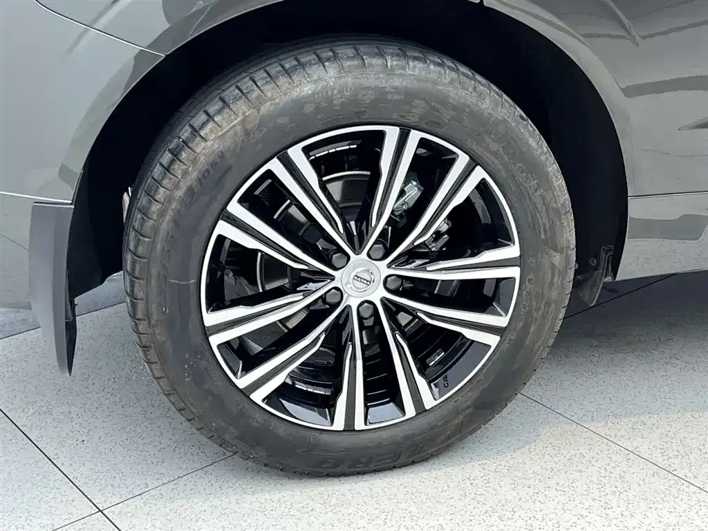 Volvo XC60 — фото 8