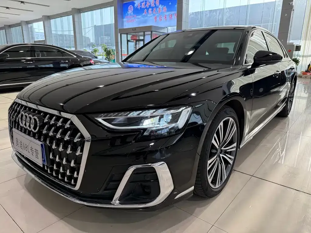 Audi A8 — фото 1