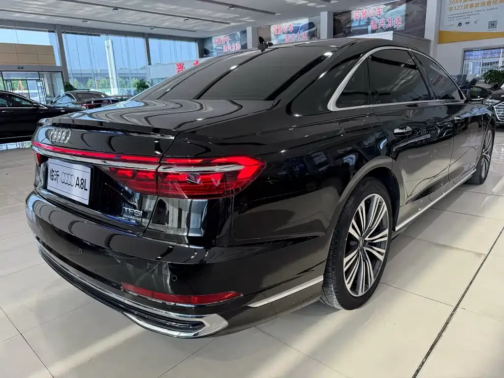 Audi A8 — фото 9