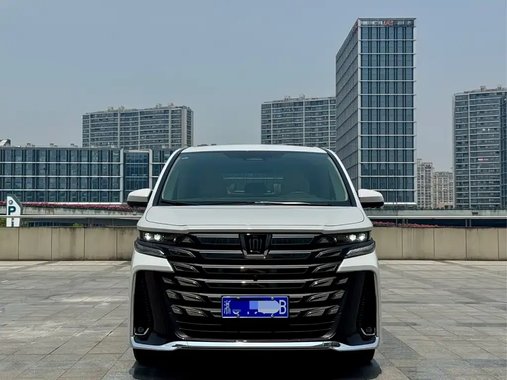 Toyota Vellfire — фото 1