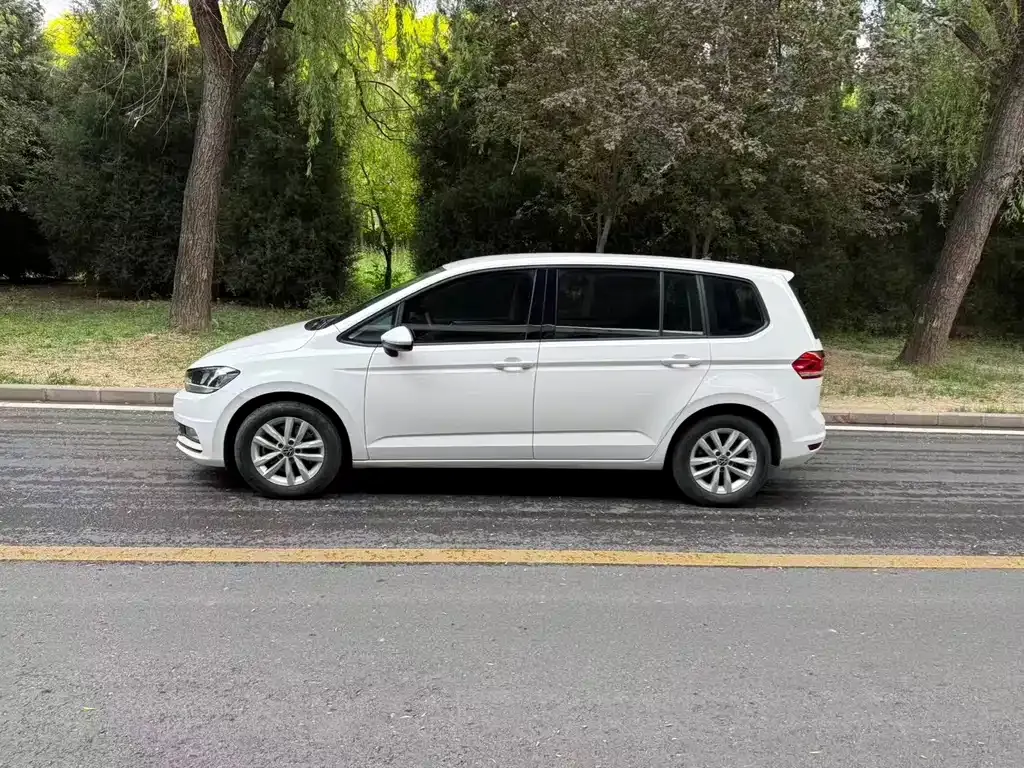 Volkswagen Touran 2023 из CN, фото 7