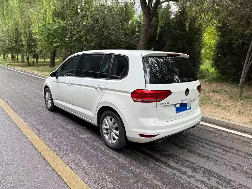 Volkswagen Touran 2023 из CN, фото 10