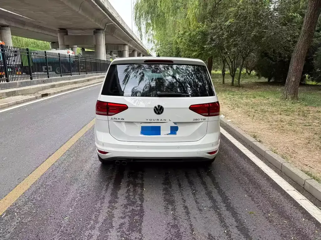 Volkswagen Touran 2023 из CN, фото 9