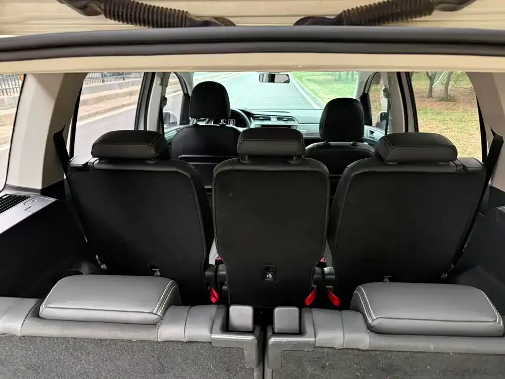 Volkswagen Touran 2023 из CN, фото 2