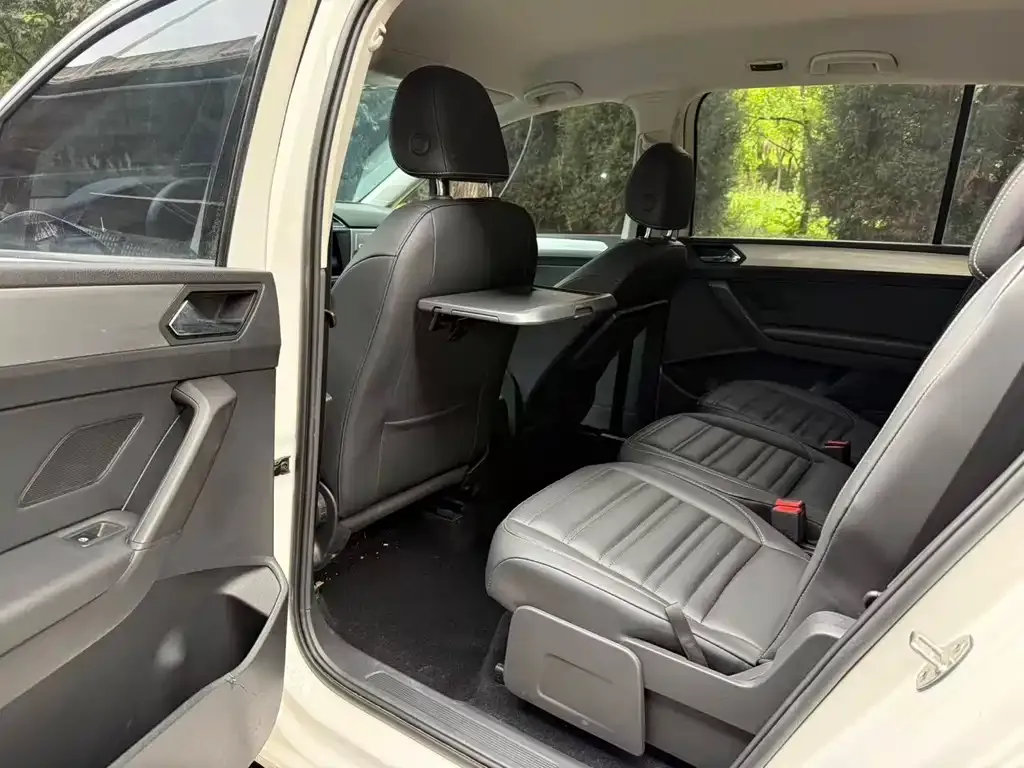 Volkswagen Touran 2023 из CN, фото 5
