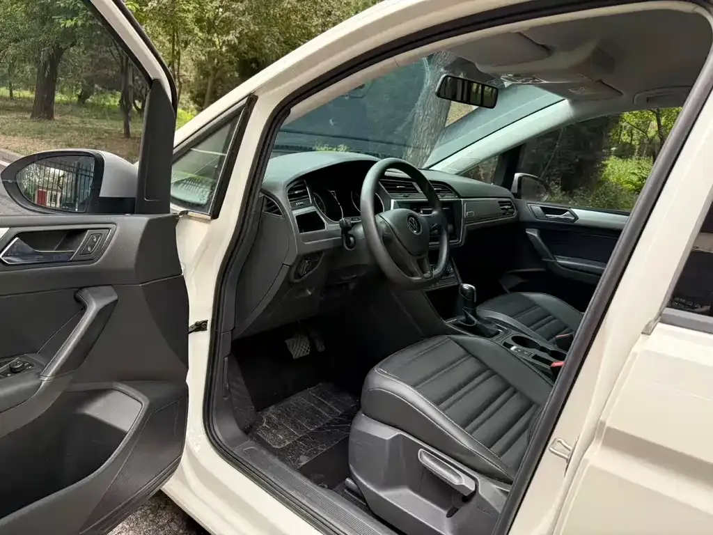 Volkswagen Touran 2023 из CN, фото 3