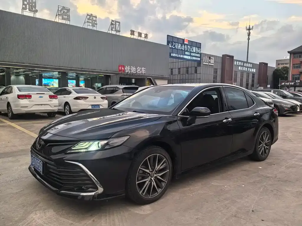 Toyota Camry — фото 1