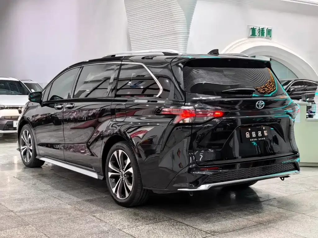 Toyota Granvia — фото 2