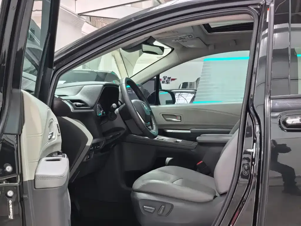 Toyota Granvia — фото 7