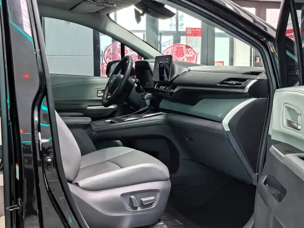 Toyota Granvia — фото 4