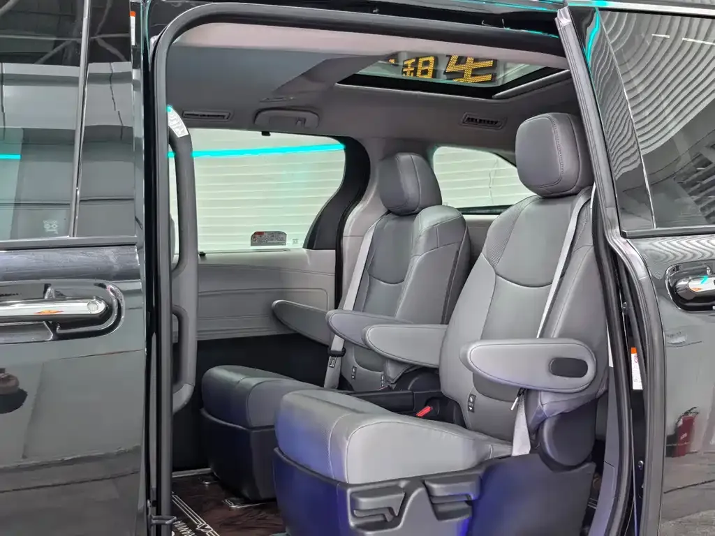 Toyota Granvia — фото 6