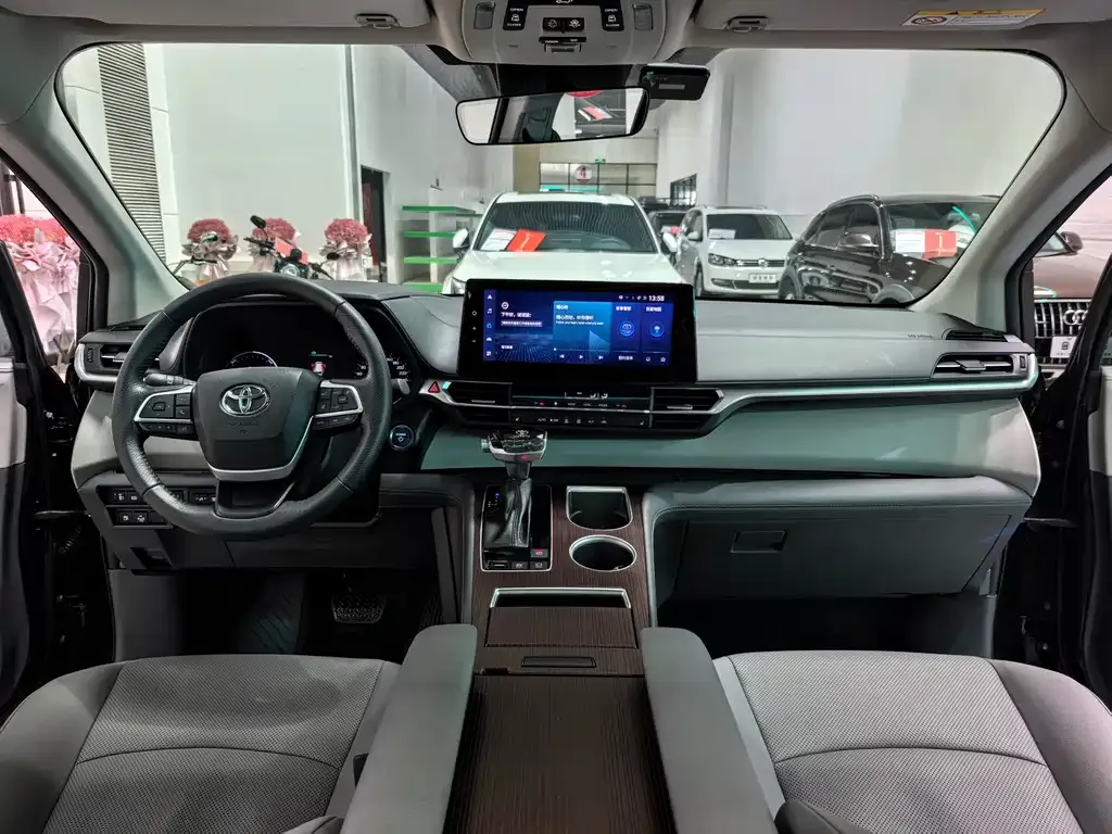 Toyota Granvia — фото 5
