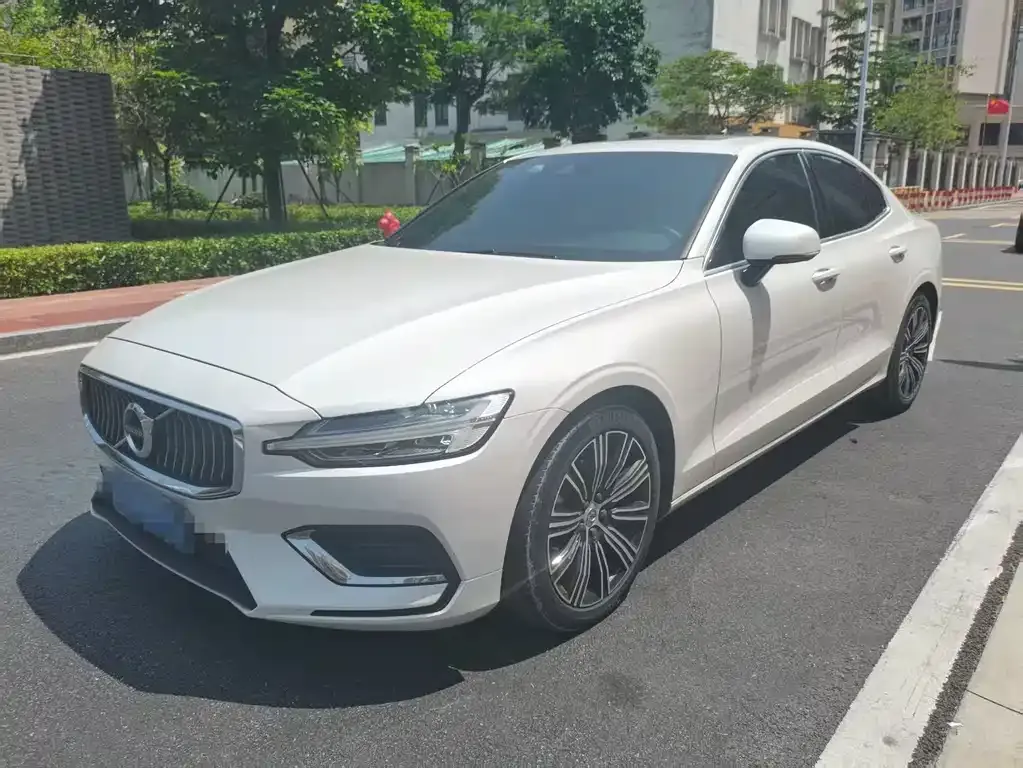 Volvo S60 — фото 1