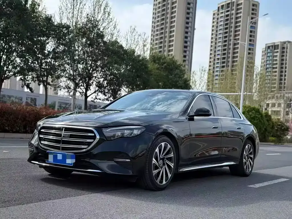 Mercedes-Benz E-Class — фото 1