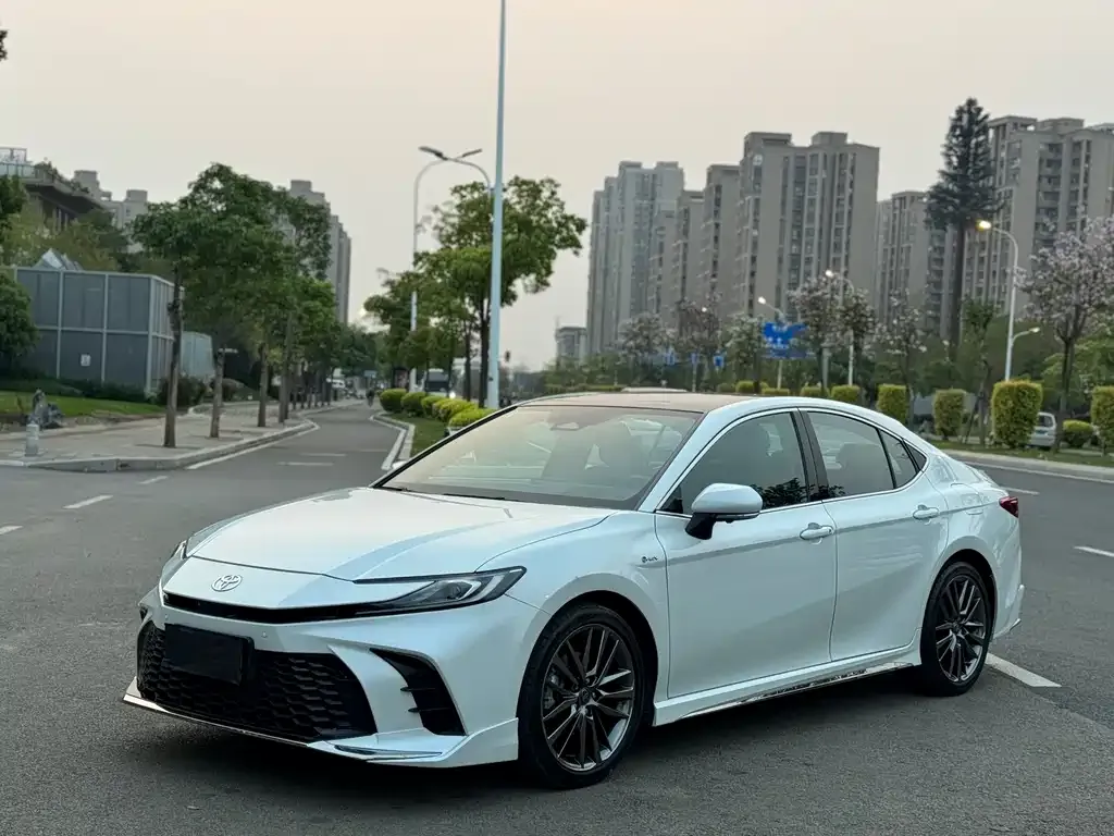 Toyota Camry — фото 1