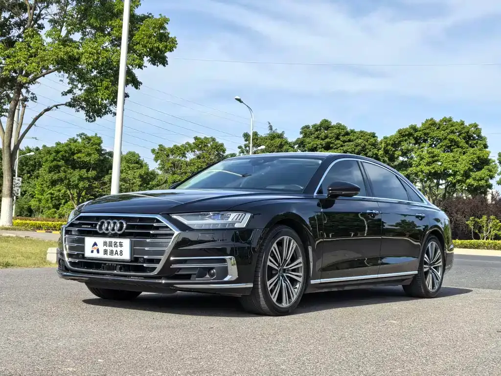 Audi A8 — фото 1