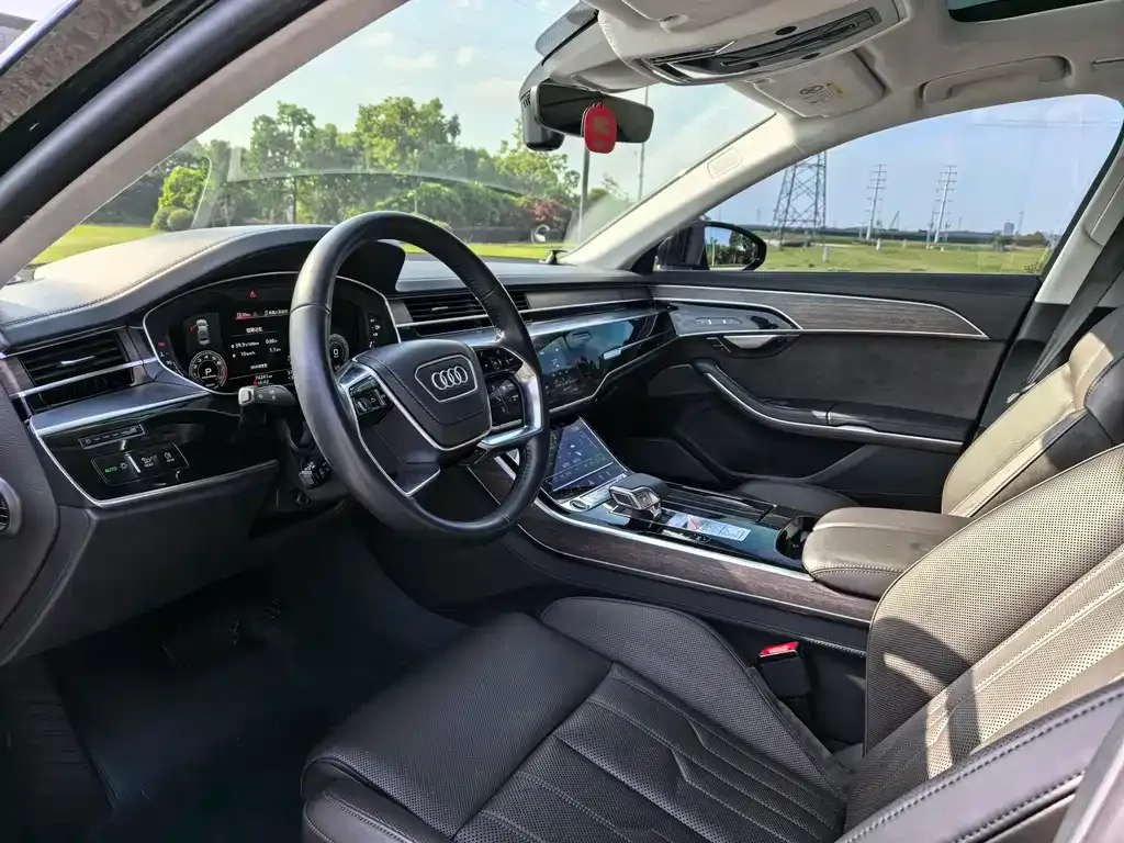 Audi A8 — фото 5